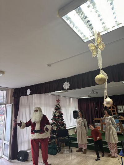 На  19.12.2023г Дядо Коледа пристигна в ДГ22 с много подаръци за най-добрите и послушни деца-Великденчетата! - ДГ 22 Великденче - София, Люлин 2
