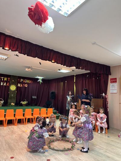 Група “Лъвчета” с поздрав за майките  - 07.03.2024г. - ДГ 22 Великденче - София, Люлин 2