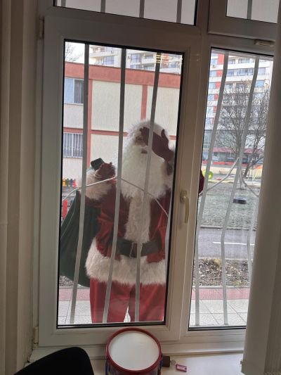 На  19.12.2023г Дядо Коледа пристигна в ДГ22 с много подаръци за най-добрите и послушни деца-Великденчетата! Kamelia - ДГ 22 Великденче - София, Люлин 2