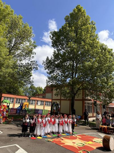 На 26.04.2024г. празника по случай Именния ден на детската градина продължи съвместно с родителите и децата от всички групи на ДГ22”Великденче”. Благодарим за споделената емоция,светли празници! - ДГ 22 Великденче - София, Люлин 2